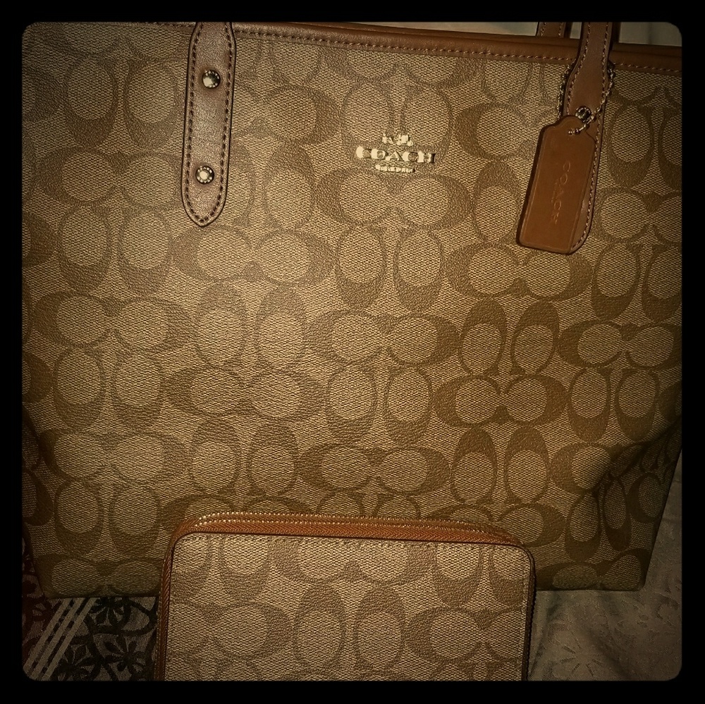 Coach hand bag New w/o tags wallet is used